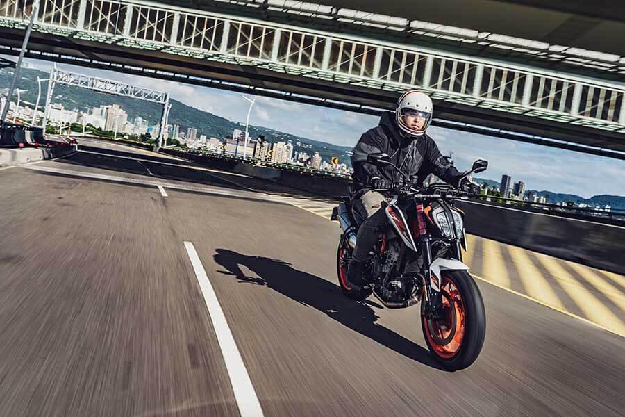 讚嘆各家車廠來到2020真的進步太快,尤其KTM公爵向來給人一種難以駕馭的既定印象,在這幾年致力於車身結構優化及前衛科技傍身的成果,如今買家們無須擁有賽車身手便有七八分像,這在幾年前是始料未及的。