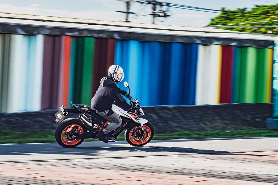 讚嘆各家車廠來到2020真的進步太快,尤其KTM公爵向來給人一種難以駕馭的既定印象,在這幾年致力於車身結構優化及前衛科技傍身的成果,如今買家們無須擁有賽車身手便有七八分像,這在幾年前是始料未及的。