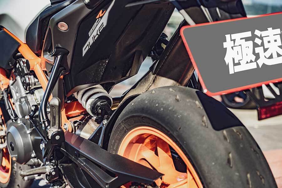 讚嘆各家車廠來到2020真的進步太快,尤其KTM公爵向來給人一種難以駕馭的既定印象,在這幾年致力於車身結構優化及前衛科技傍身的成果,如今買家們無須擁有賽車身手便有七八分像,這在幾年前是始料未及的。