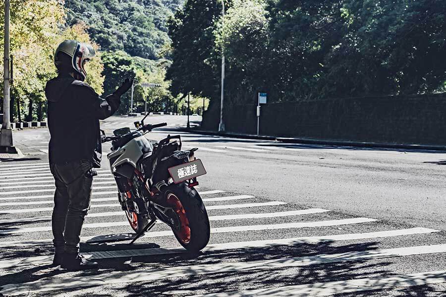 讚嘆各家車廠來到2020真的進步太快,尤其KTM公爵向來給人一種難以駕馭的既定印象,在這幾年致力於車身結構優化及前衛科技傍身的成果,如今買家們無須擁有賽車身手便有七八分像,這在幾年前是始料未及的。