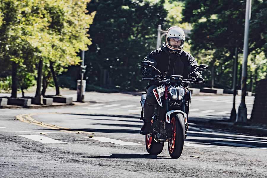 讚嘆各家車廠來到2020真的進步太快,尤其KTM公爵向來給人一種難以駕馭的既定印象,在這幾年致力於車身結構優化及前衛科技傍身的成果,如今買家們無須擁有賽車身手便有七八分像,這在幾年前是始料未及的。