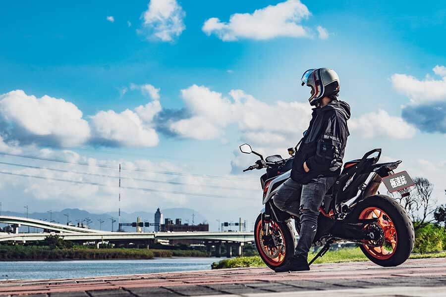 讚嘆各家車廠來到2020真的進步太快,尤其KTM公爵向來給人一種難以駕馭的既定印象,在這幾年致力於車身結構優化及前衛科技傍身的成果,如今買家們無須擁有賽車身手便有七八分像,這在幾年前是始料未及的。