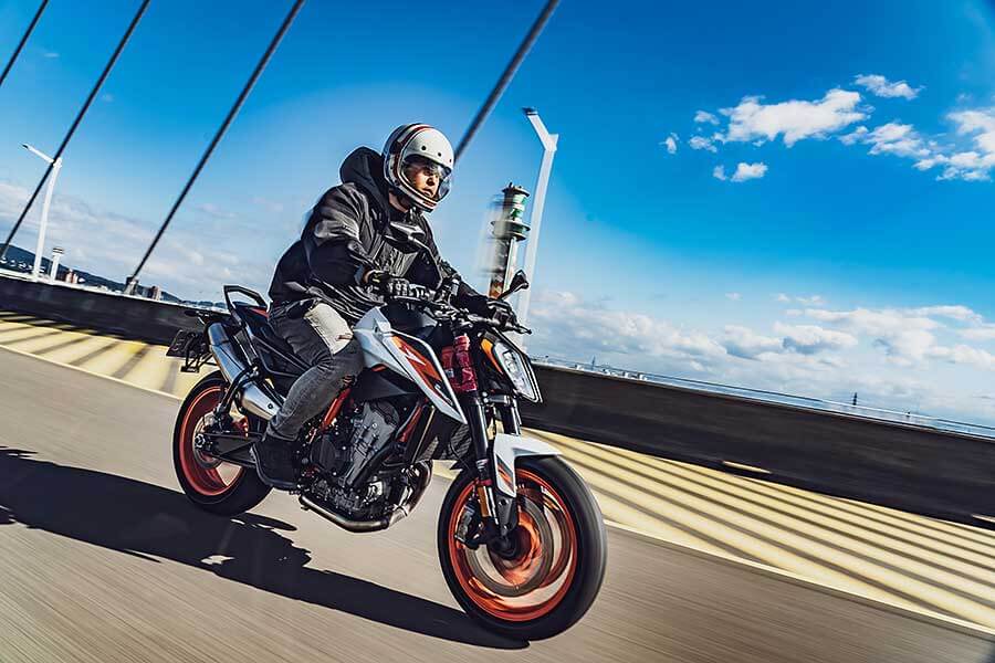 讚嘆各家車廠來到2020真的進步太快,尤其KTM公爵向來給人一種難以駕馭的既定印象,在這幾年致力於車身結構優化及前衛科技傍身的成果,如今買家們無須擁有賽車身手便有七八分像,這在幾年前是始料未及的。