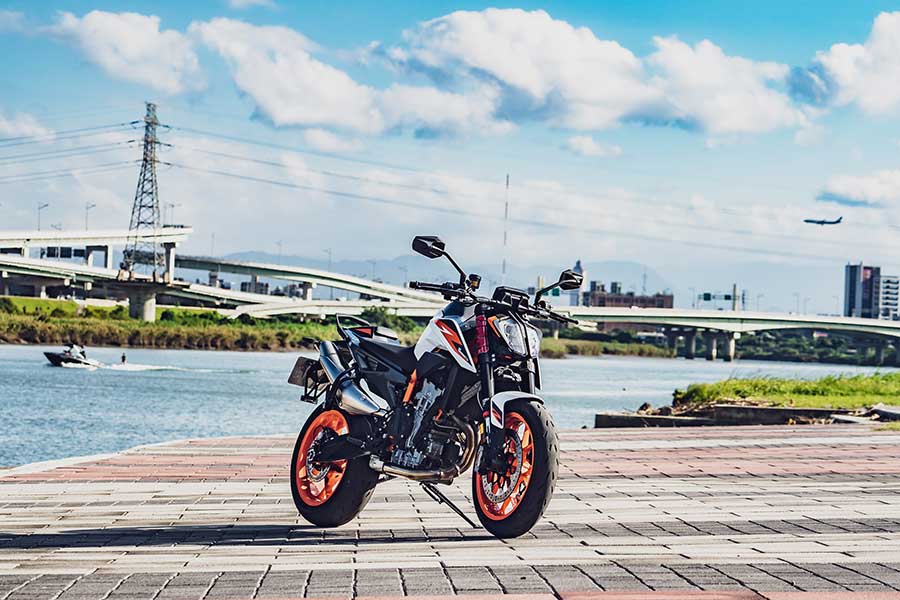 讚嘆各家車廠來到2020真的進步太快,尤其KTM公爵向來給人一種難以駕馭的既定印象,在這幾年致力於車身結構優化及前衛科技傍身的成果,如今買家們無須擁有賽車身手便有七八分像,這在幾年前是始料未及的。