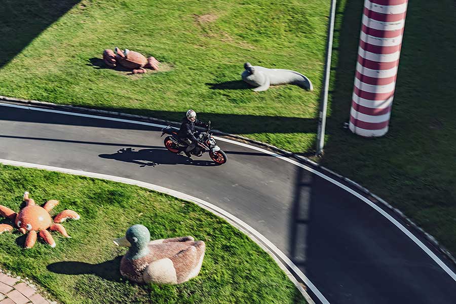 讚嘆各家車廠來到2020真的進步太快,尤其KTM公爵向來給人一種難以駕馭的既定印象,在這幾年致力於車身結構優化及前衛科技傍身的成果,如今買家們無須擁有賽車身手便有七八分像,這在幾年前是始料未及的。