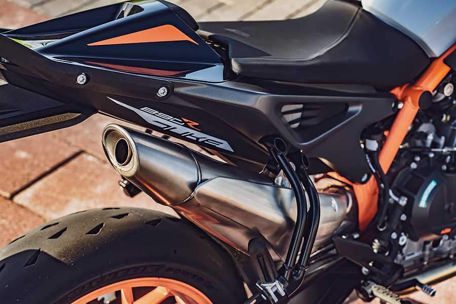 讚嘆各家車廠來到2020真的進步太快,尤其KTM公爵向來給人一種難以駕馭的既定印象,在這幾年致力於車身結構優化及前衛科技傍身的成果,如今買家們無須擁有賽車身手便有七八分像,這在幾年前是始料未及的。