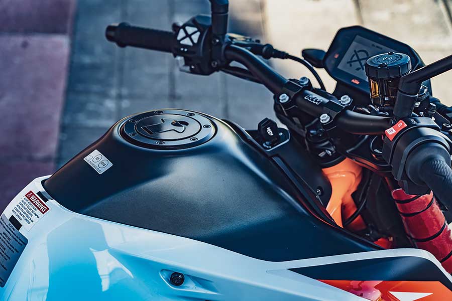 讚嘆各家車廠來到2020真的進步太快,尤其KTM公爵向來給人一種難以駕馭的既定印象,在這幾年致力於車身結構優化及前衛科技傍身的成果,如今買家們無須擁有賽車身手便有七八分像,這在幾年前是始料未及的。