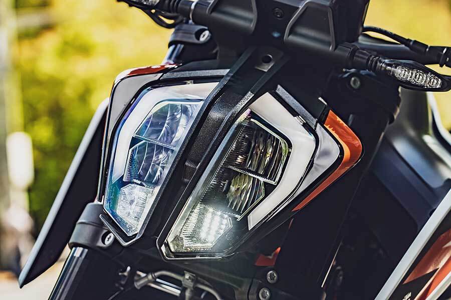 讚嘆各家車廠來到2020真的進步太快,尤其KTM公爵向來給人一種難以駕馭的既定印象,在這幾年致力於車身結構優化及前衛科技傍身的成果,如今買家們無須擁有賽車身手便有七八分像,這在幾年前是始料未及的。