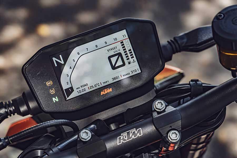 讚嘆各家車廠來到2020真的進步太快,尤其KTM公爵向來給人一種難以駕馭的既定印象,在這幾年致力於車身結構優化及前衛科技傍身的成果,如今買家們無須擁有賽車身手便有七八分像,這在幾年前是始料未及的。