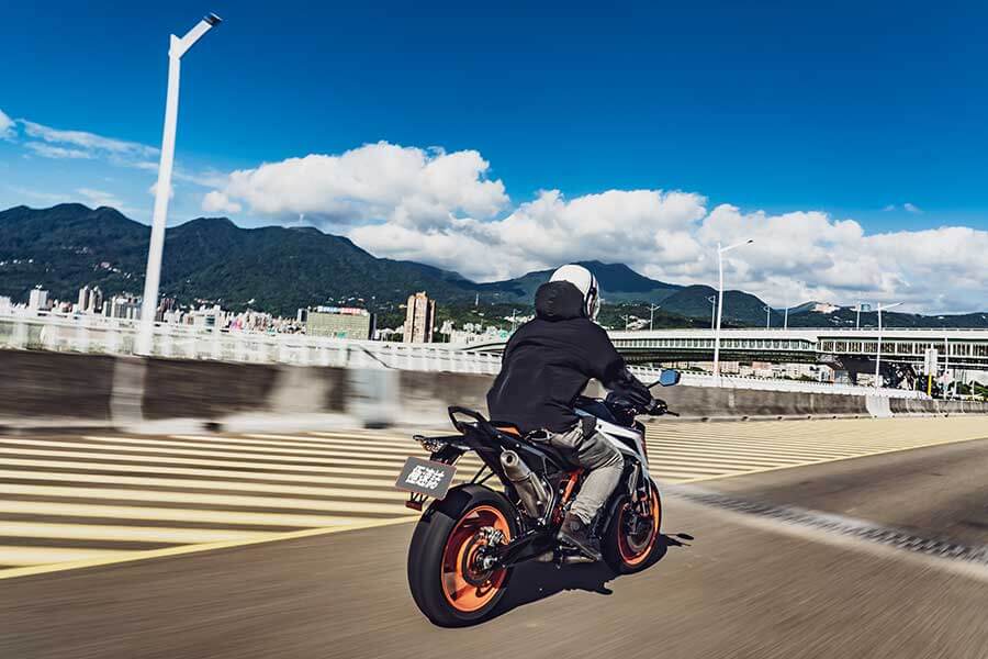 讚嘆各家車廠來到2020真的進步太快,尤其KTM公爵向來給人一種難以駕馭的既定印象,在這幾年致力於車身結構優化及前衛科技傍身的成果,如今買家們無須擁有賽車身手便有七八分像,這在幾年前是始料未及的。