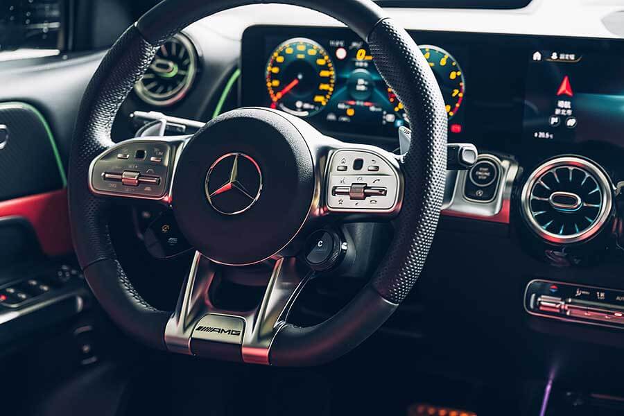 Mercedes-AMG，50餘年來從聲威顯赫以至追求終極賽道競技實力，並將大量研發累積而成的專屬AMG性能哲學轉而融入尋常百姓生活中，令其性能精神在我輩生活周邊，俯拾即是。