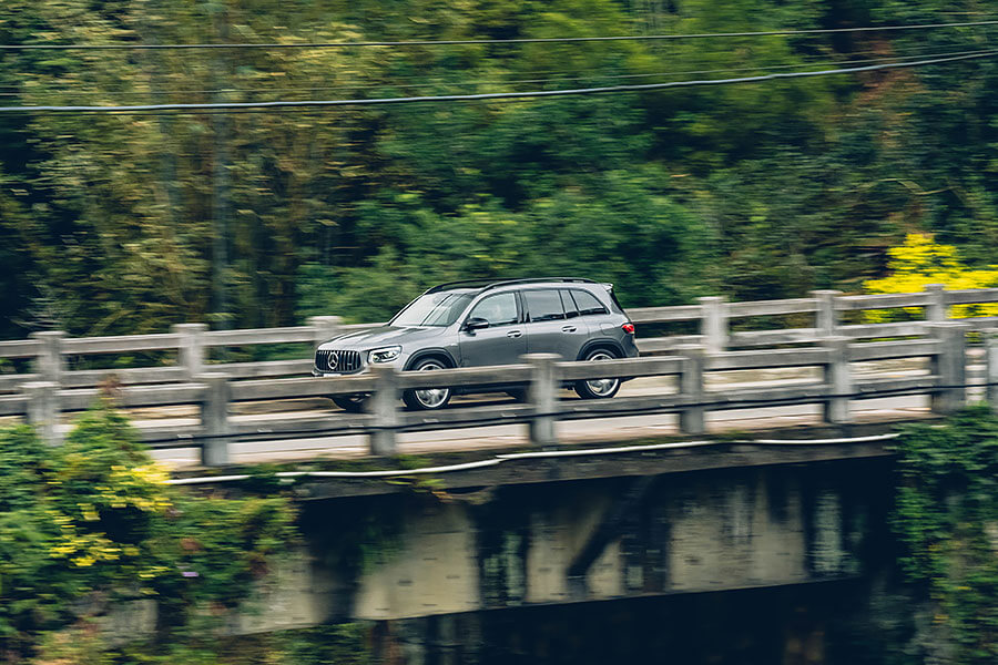 Mercedes-AMG,50餘年來從聲威顯赫以至追求終極賽道競技實力,並將大量研發累積而成的專屬AMG性能哲學轉而融入尋常百姓生活中,令其性能精神在我輩生活周邊,俯拾即是。