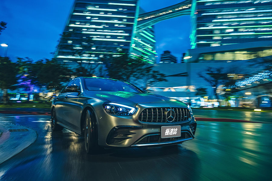 Mercedes-AMG,50餘年來從聲威顯赫以至追求終極賽道競技實力,並將大量研發累積而成的專屬AMG性能哲學轉而融入尋常百姓生活中,令其性能精神在我輩生活周邊,俯拾即是。