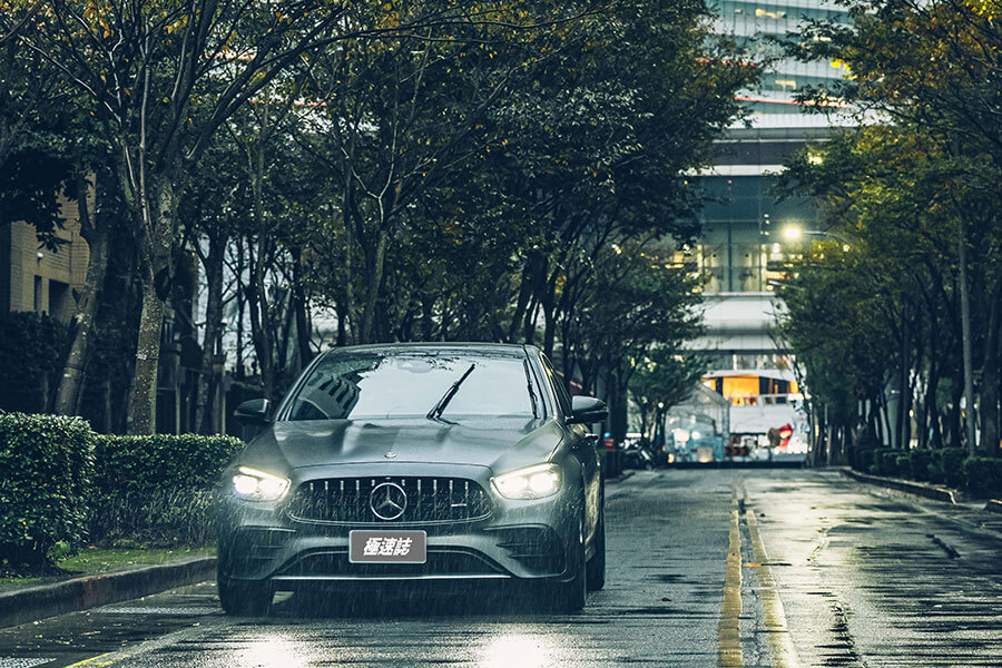 Mercedes-AMG,50餘年來從聲威顯赫以至追求終極賽道競技實力,並將大量研發累積而成的專屬AMG性能哲學轉而融入尋常百姓生活中,令其性能精神在我輩生活周邊,俯拾即是。