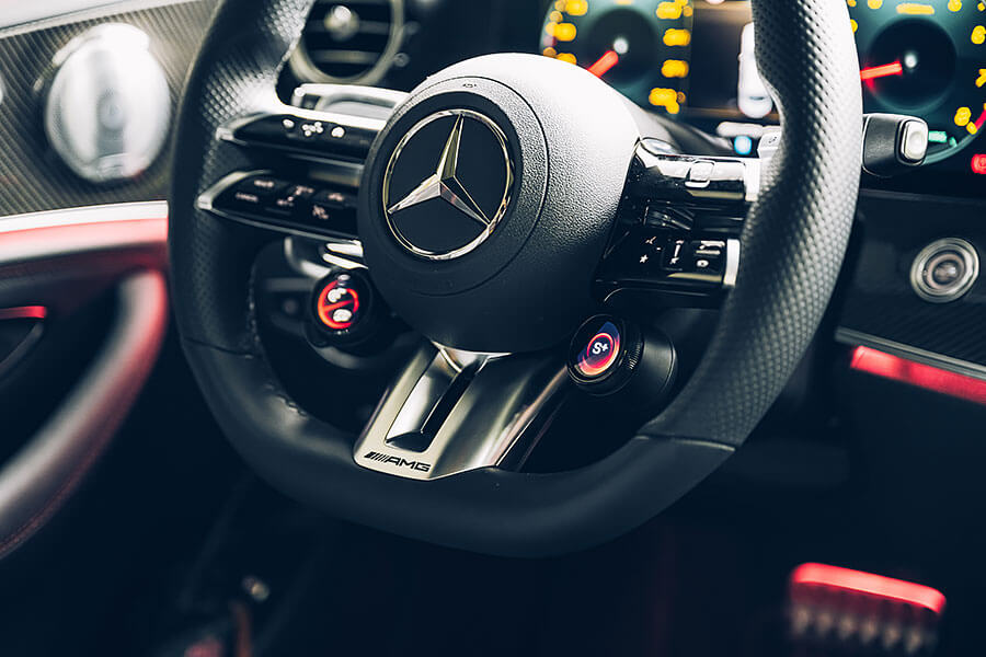 Mercedes-AMG,50餘年來從聲威顯赫以至追求終極賽道競技實力,並將大量研發累積而成的專屬AMG性能哲學轉而融入尋常百姓生活中,令其性能精神在我輩生活周邊,俯拾即是。