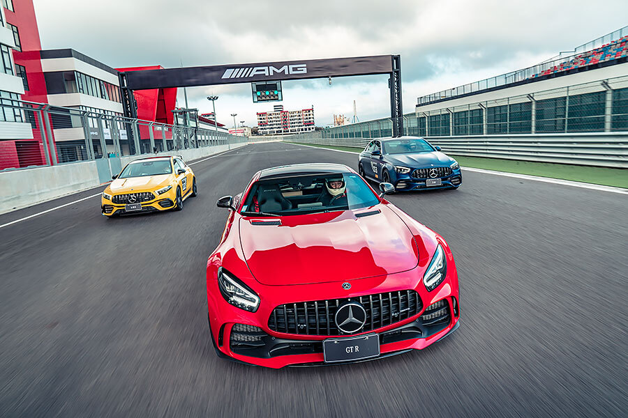 Mercedes-AMG,50餘年來從聲威顯赫以至追求終極賽道競技實力,並將大量研發累積而成的專屬AMG性能哲學轉而融入尋常百姓生活中,令其性能精神在我輩生活周邊,俯拾即是。