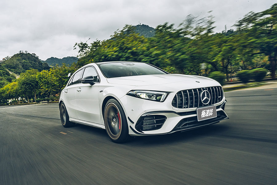 Mercedes-AMG,50餘年來從聲威顯赫以至追求終極賽道競技實力,並將大量研發累積而成的專屬AMG性能哲學轉而融入尋常百姓生活中,令其性能精神在我輩生活周邊,俯拾即是。
