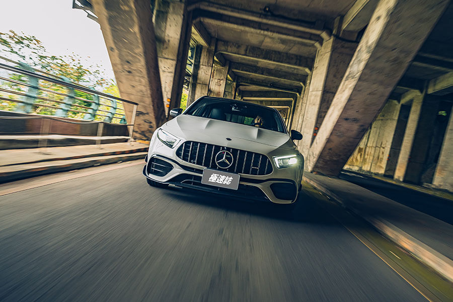 Mercedes-AMG,50餘年來從聲威顯赫以至追求終極賽道競技實力,並將大量研發累積而成的專屬AMG性能哲學轉而融入尋常百姓生活中,令其性能精神在我輩生活周邊,俯拾即是。