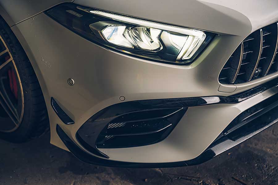 Mercedes-AMG,50餘年來從聲威顯赫以至追求終極賽道競技實力,並將大量研發累積而成的專屬AMG性能哲學轉而融入尋常百姓生活中,令其性能精神在我輩生活周邊,俯拾即是。