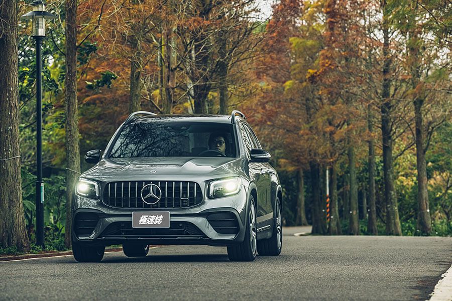 Mercedes-AMG,50餘年來從聲威顯赫以至追求終極賽道競技實力,並將大量研發累積而成的專屬AMG性能哲學轉而融入尋常百姓生活中,令其性能精神在我輩生活周邊,俯拾即是。