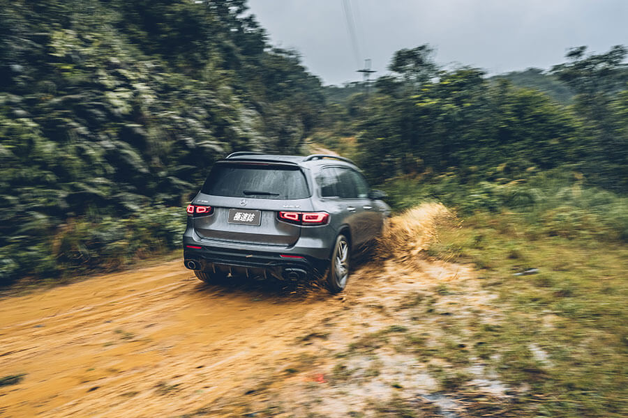 Mercedes-AMG,50餘年來從聲威顯赫以至追求終極賽道競技實力,並將大量研發累積而成的專屬AMG性能哲學轉而融入尋常百姓生活中,令其性能精神在我輩生活周邊,俯拾即是。