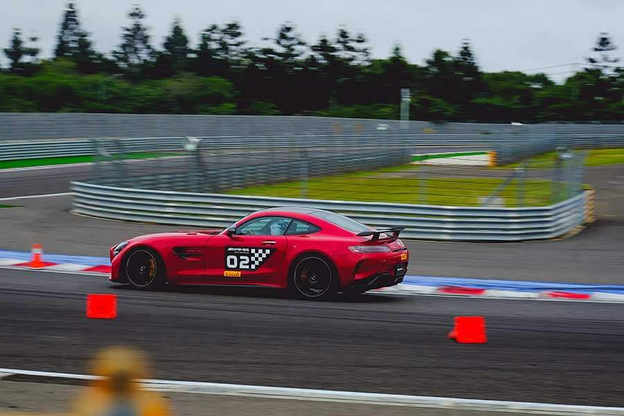 好久不見的AMG 63車系幾乎到齊,連剛改款的GT-R也來了,很好……。