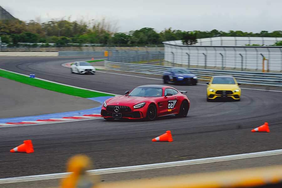 好久不見的AMG 63車系幾乎到齊,連剛改款的GT-R也來了,很好……。