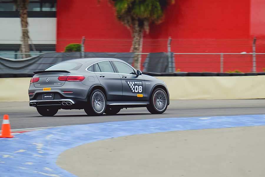 好久不見的AMG 63車系幾乎到齊,連剛改款的GT-R也來了,很好……。