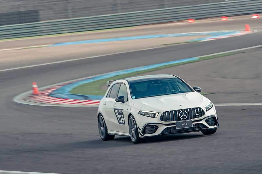 好久不見的AMG 63車系幾乎到齊,連剛改款的GT-R也來了,很好……。