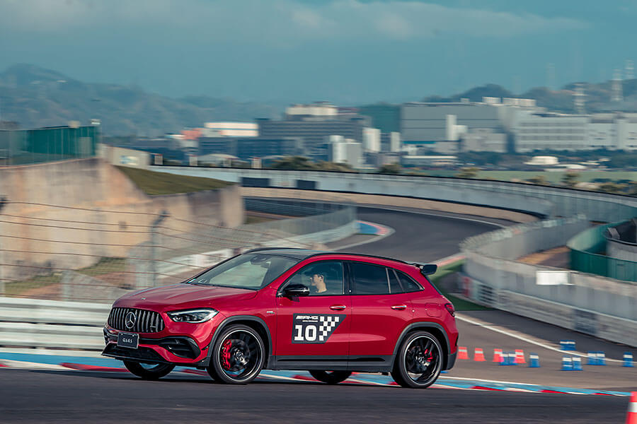 好久不見的AMG 63車系幾乎到齊,連剛改款的GT-R也來了,很好……。