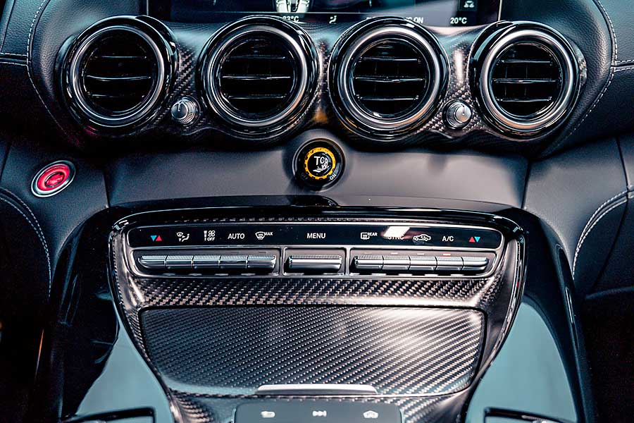 好久不見的AMG 63車系幾乎到齊,連剛改款的GT-R也來了,很好……。