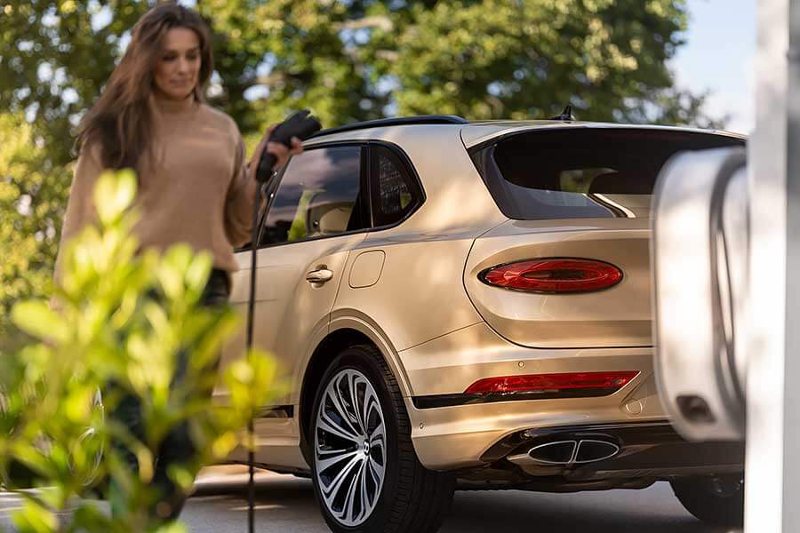 隨著英國2030全面禁售燃油車的期程愈來愈近,賓利也在2021年一開局隨即動作回應。