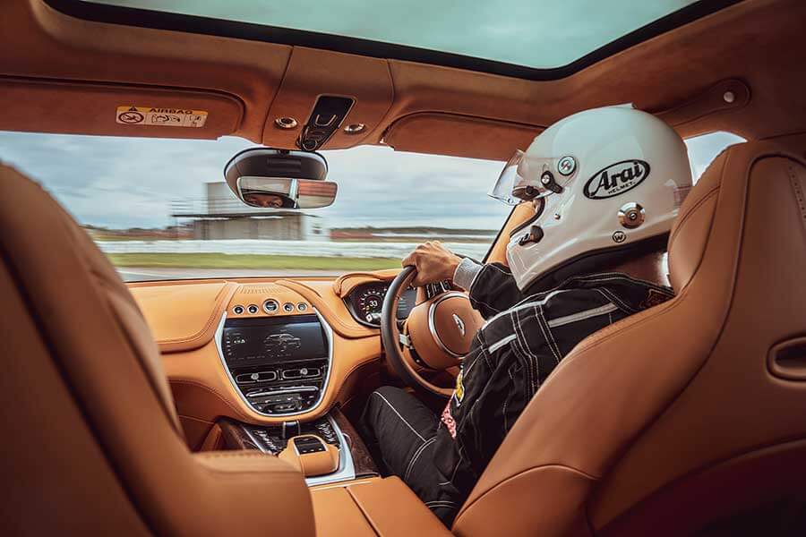 在馬丁家族新成員，全新DBX上度過非凡一天。