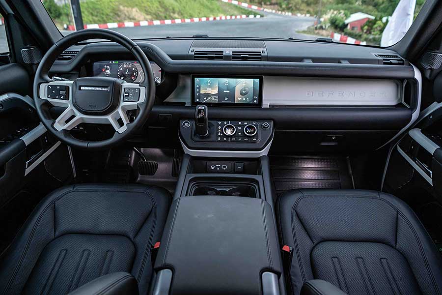 淒風苦雨,滿地爛泥的水牛坑,毫無疑問就是專為新一代越野大師兄Land Rover Defender盛大登台特別準備的高規格舞台。