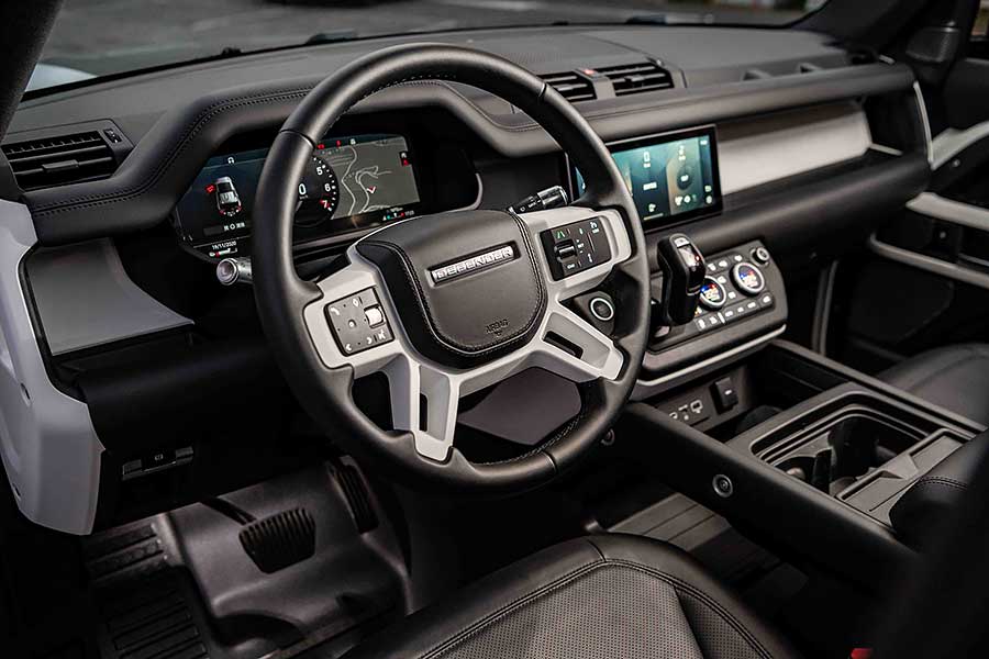 淒風苦雨,滿地爛泥的水牛坑,毫無疑問就是專為新一代越野大師兄Land Rover Defender盛大登台特別準備的高規格舞台。