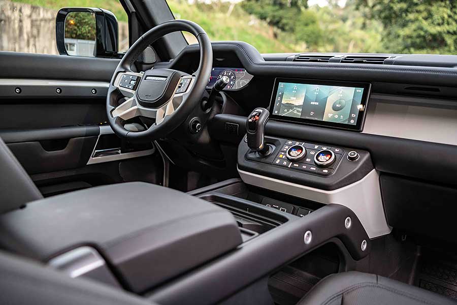 淒風苦雨,滿地爛泥的水牛坑,毫無疑問就是專為新一代越野大師兄Land Rover Defender盛大登台特別準備的高規格舞台。