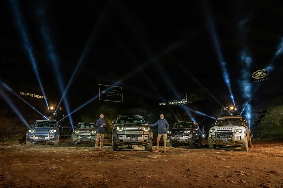 淒風苦雨,滿地爛泥的水牛坑,毫無疑問就是專為新一代越野大師兄Land Rover Defender盛大登台特別準備的高規格舞台。