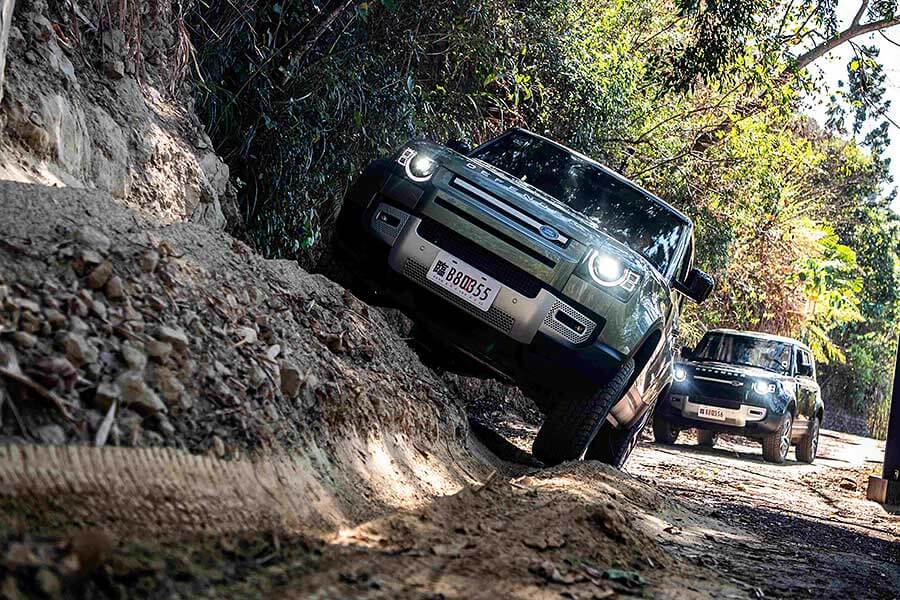 淒風苦雨,滿地爛泥的水牛坑,毫無疑問就是專為新一代越野大師兄Land Rover Defender盛大登台特別準備的高規格舞台。