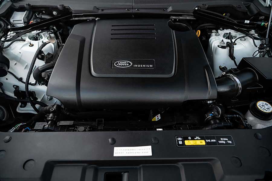 淒風苦雨,滿地爛泥的水牛坑,毫無疑問就是專為新一代越野大師兄Land Rover Defender盛大登台特別準備的高規格舞台。