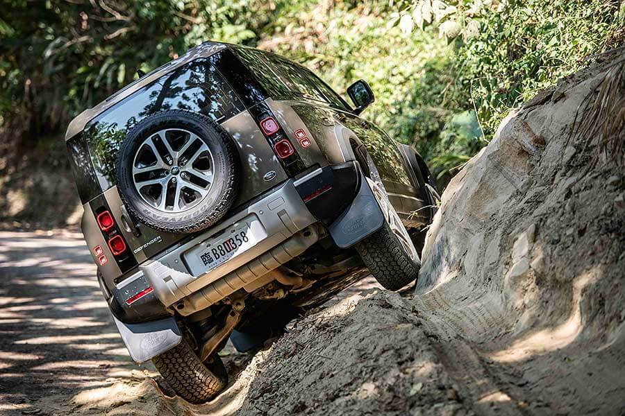淒風苦雨，滿地爛泥的水牛坑，毫無疑問就是專為新一代越野大師兄Land Rover Defender盛大登台特別準備的高規格舞台。
