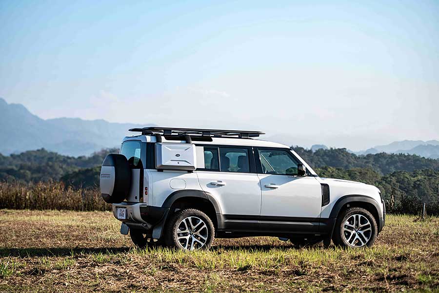 淒風苦雨,滿地爛泥的水牛坑,毫無疑問就是專為新一代越野大師兄Land Rover Defender盛大登台特別準備的高規格舞台。