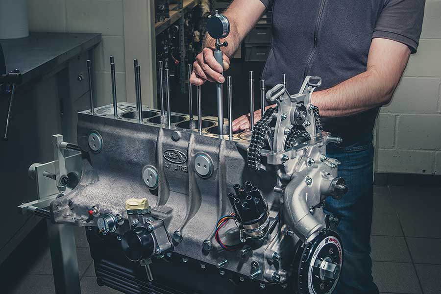 拜會一幫把翻新工程推向新境界的E-type專家,見識他們精心打造的新型Leightweight GT。