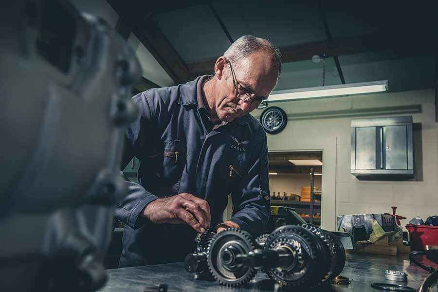 拜會一幫把翻新工程推向新境界的E-type專家,見識他們精心打造的新型Leightweight GT。