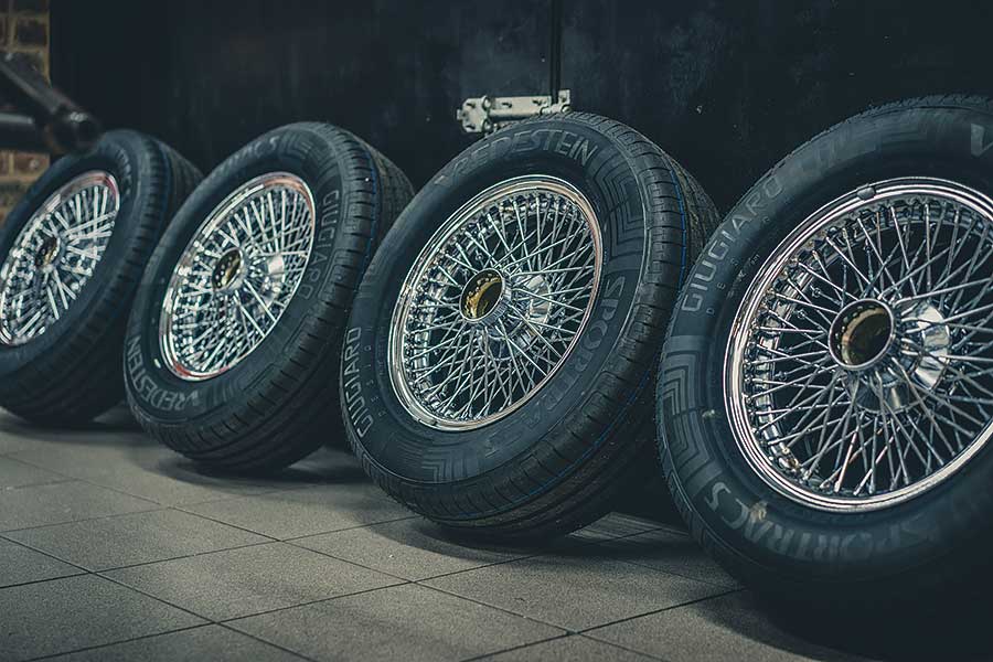 拜會一幫把翻新工程推向新境界的E-type專家,見識他們精心打造的新型Leightweight GT。