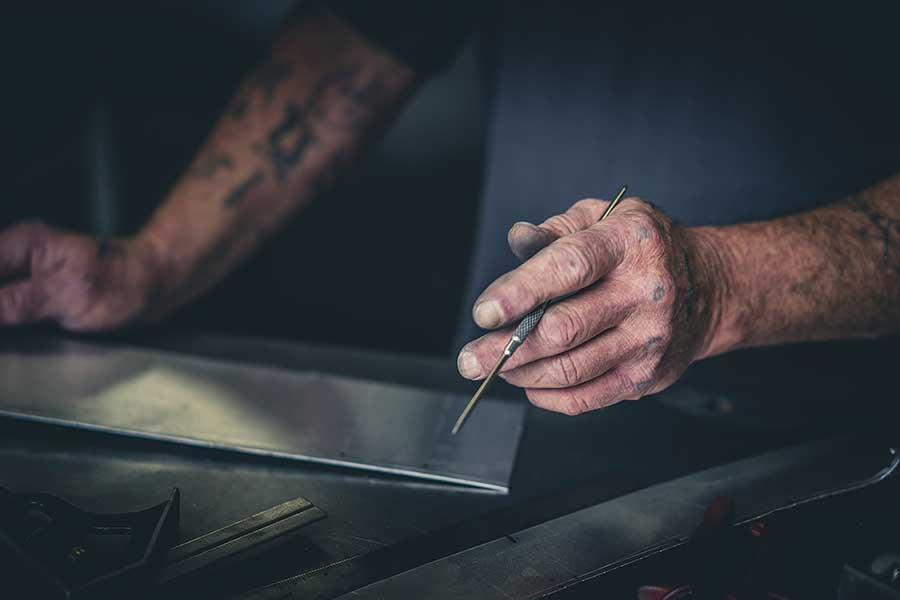 拜會一幫把翻新工程推向新境界的E-type專家,見識他們精心打造的新型Leightweight GT。