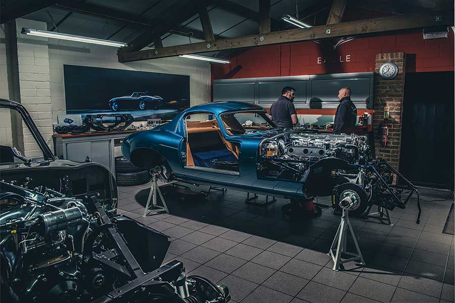 拜會一幫把翻新工程推向新境界的E-type專家，見識他們精心打造的新型Leightweight GT。