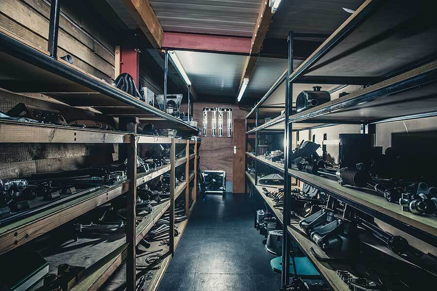 拜會一幫把翻新工程推向新境界的E-type專家,見識他們精心打造的新型Leightweight GT。