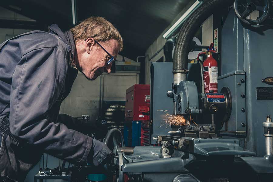 拜會一幫把翻新工程推向新境界的E-type專家,見識他們精心打造的新型Leightweight GT。