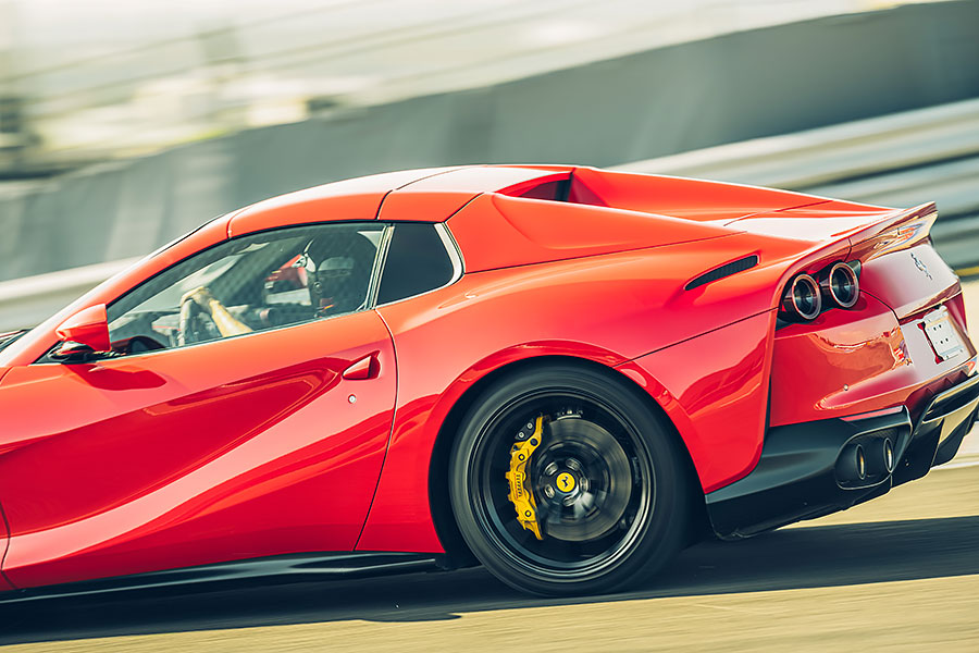 心跳加快、手心冒汗、亢奮,我正握著法拉利的方向盤並等著進賽道……。