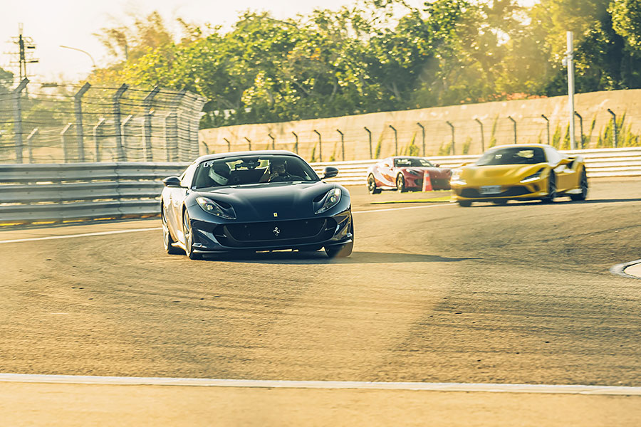 心跳加快、手心冒汗、亢奮,我正握著法拉利的方向盤並等著進賽道……。